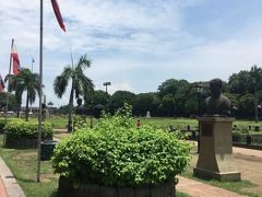 10分ほど歩くと、リサール公園に到着。
サウナのような空気の中、日陰のない道を進んで行くと。