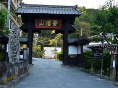 ●安楽寺

別所温泉街は塩田平の奥まった山裾に位置し、徒歩圏内にもいくつかの社寺があります。
このうち、まずは立派な黒門が目印の【安楽寺】へと向かいます。