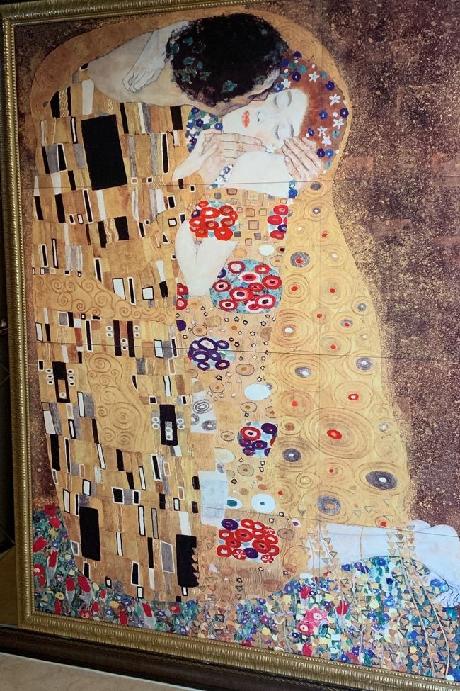 エレベーターを降りるとクリムト！！<br />ほかの階は違う絵が飾ってありました←気になってほかの階も押してみたｗ