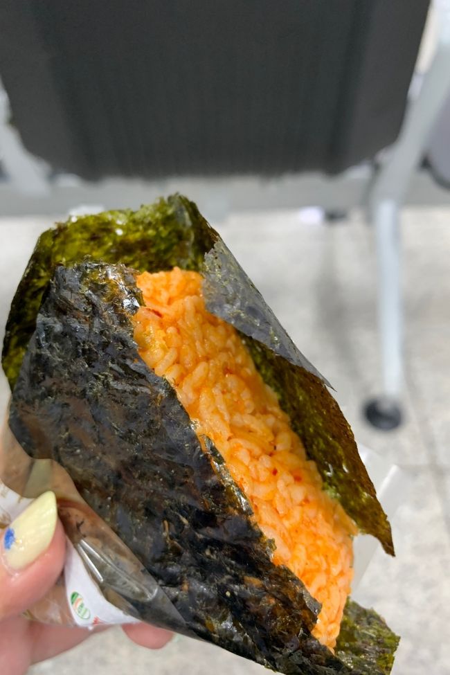 空港のコンビニでちょこっとお腹のたしにおにぎりを