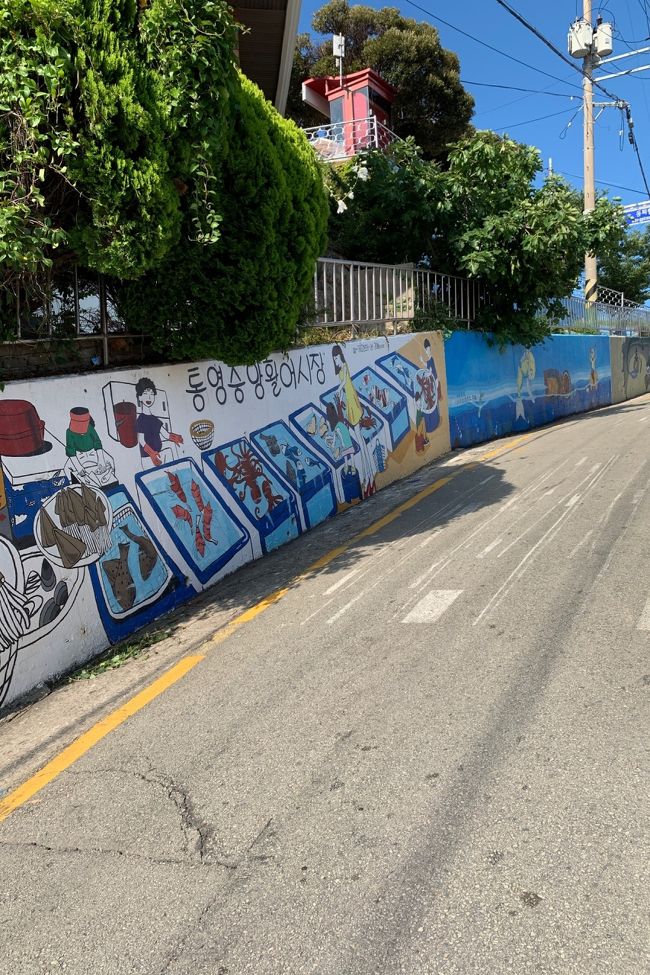 さっそく東ピラン壁画を散策<br />坂道を上ります