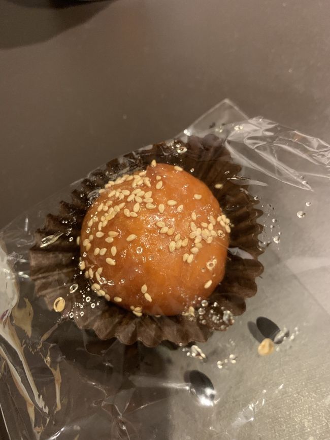 だいたい6個入りで店頭に置いて売ってたのですが、1人なんで・・・<br />必死で数少ない知っている韓国語の単語で1人だから1個でいいんです～<br />みたいなことを言ったら1個で売ってくれました。<br />ありがとう( ;∀;)<br />中の餡がいろんな味がありましたが、とりあえずノーマルなものにしました。