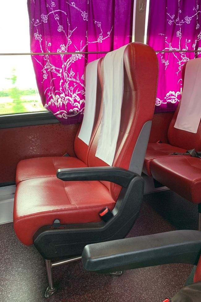 バスの座席<br />カーテンがレトロだわｗ