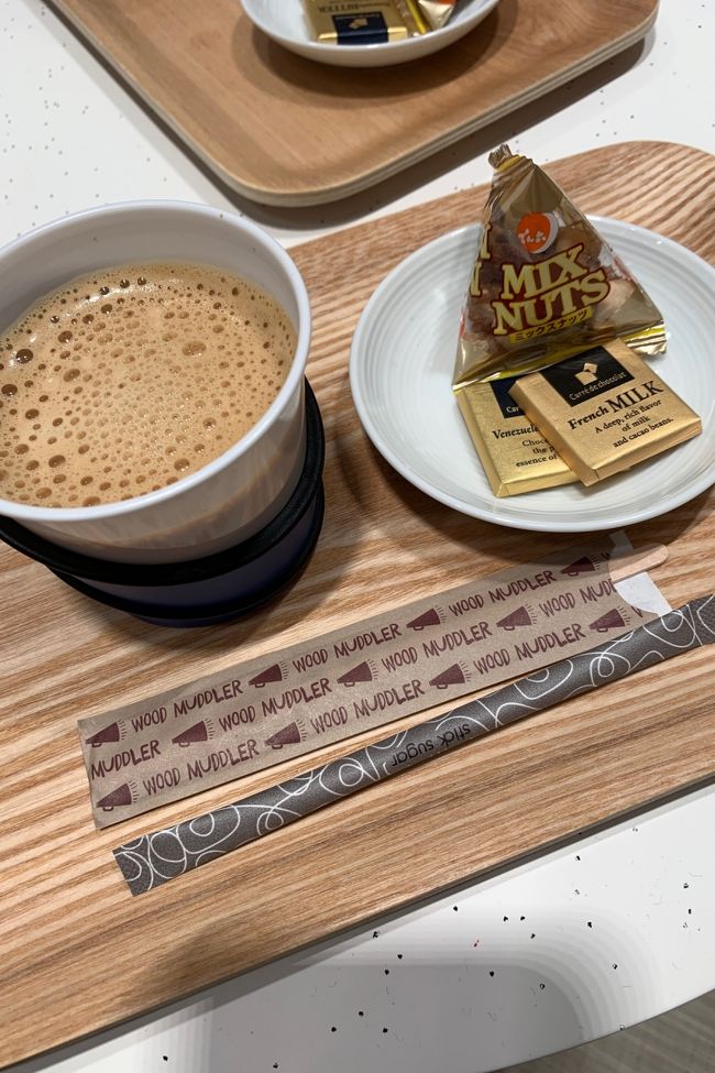 コーヒとチョコをいただきました。<br />ほかにも紅茶がありました。