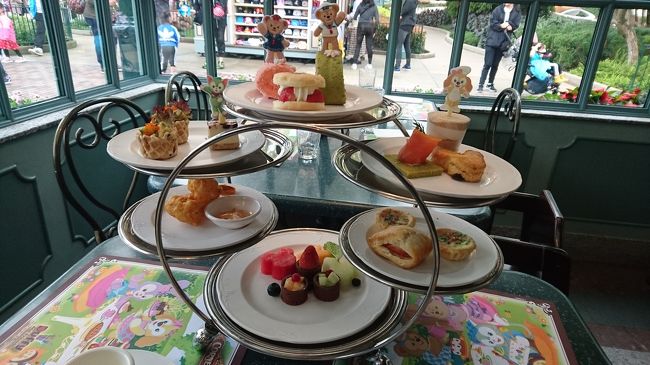 「雨だしお茶しようか」ということで、パークのカフェで昨日に続いてアフターヌーンティー♪