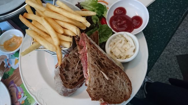 とてもお腹が空いていて、サンドイッチも注文！<br />すごいボリューム！！<br />ケチャップのミッキーがいちいち可愛い♪