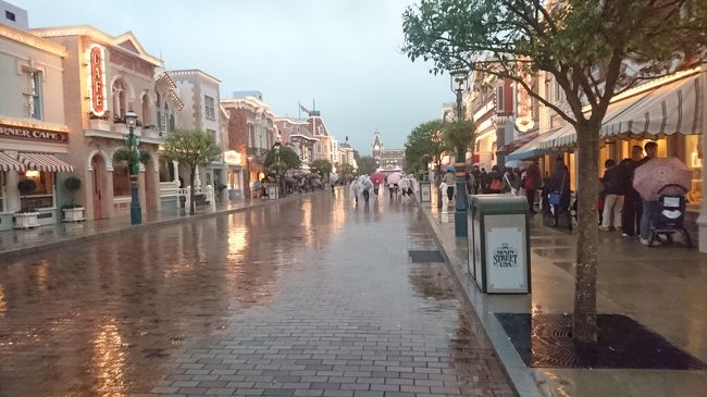 まだ明るいのに雨でパークは閑散としていました。