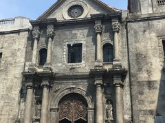 世界遺産サン・オウガスチン教会。
1606年頃に建てられたフィリピン石造建築の中で最も古い教会のひとつ。第2次世界大戦の爆撃に耐えたほど堅固な造りなのだそう。
結構大きくて、入口を間違えると外壁の周りを歩き続けるハメになるので要注意。