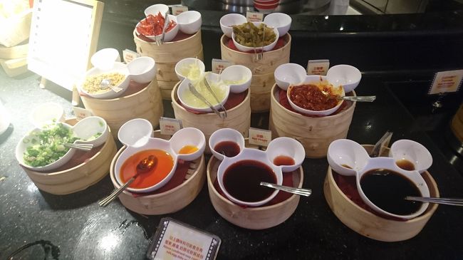 ソースの器が可愛い。<br />家じゃ使い道の無いお皿だけど、並んでいるとなんかいい！