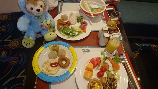 ダッフィーをレストランに連れてきていたので記念撮影(笑)<br />普通ぬいぐるみを連れて歩くことなんてないけど、ディズニーマジック♪