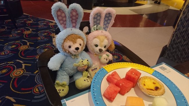 その光景を見ていたレストランのスタッフが「どうぞ」と、こども椅子を持ってきてくれた！！<br />さすが、ディズニーのスタッフさん。<br />日本語の出来る方で色々とお客さんに声をかけてくれていました♪