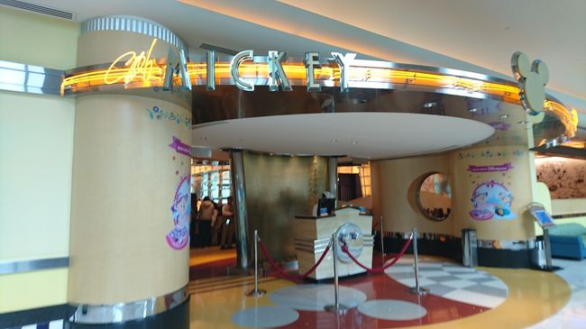 3日目の朝はハリウッドホテルにある、キャラクターダイニングのシェフミッキー。<br /><br />チェックインの時に予約しようとしたら、予約しなくて入れるということで直接来店。<br />早めがいいかなと8時に入店。<br />席は割りといっぱいでしたが、待つことなく案内されました。