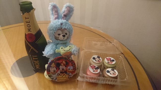 そして友達が部屋で私の誕生月祝いをしてくれました。<br /><br />ミッキーの缶バッチはパークで頂いたもの。<br />インフォメーションで貰えます♪