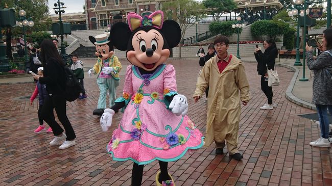 ホテルをチェックアウトしてホテルに荷物を預けパークへ。パークでもスーツケースは預けられるけど1500円近くします。<br /><br />パークを入ってすぐグリーティング休憩に向かうミッキー&amp;ミニー。イースターの衣装が可愛い！