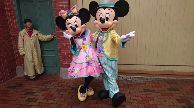 扉に入る前にポーズを撮ってくれます！<br /><br />出てきた時にもポーズしてくれます♪<br />場所はベビーカーレンタルの横の扉。<br /><br />真ん中のグリーティングにキャラクターがいなければわりとすぐここから出てきますよ～