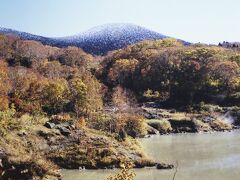 酸ヶ湯温泉の近くにある、地獄沼だと思います。
山頂は白くなっていました。