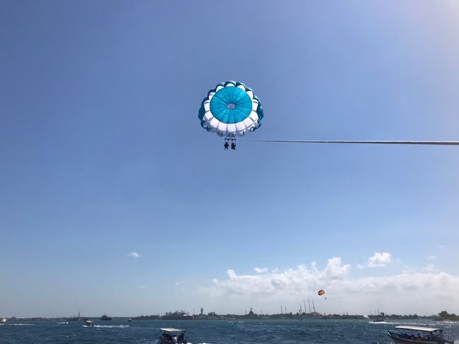 順番になるとハーネスを体に付けます。<br /><br />それをパラシュートに接続して諄美が完了すると、いきなりフワッと浮き上がったよ( Ö )!!!<br /><br />風に乗って高く上がってって、しばらく浮いてる感じで全然怖くなかったよ( ᐛ )وok!!<br /><br />5分くらいかな??<br /><br />すごく短いけど気持ちよかったꉂꉂ"̮˖笑"̮˖<br /><br />娘ちゃんと一緒だったから楽しめたわᐠ( ᐛ )ᐟᐠ( ᐖ )ᐟ<br /><br />これ1人だとつまんないと思うわ。<br /><br />またやるか??となったらもうやらないけどｗｗｗ<br /><br />ここはマリンスポーツのパックで利用するのがお得らしく、バナナボートとあとなんだっけ??<br /><br />3つのアクティビティがパックになってるんだって。<br /><br />娘ちゃんが海には入りたくないと言ってたので、水着も持ってなかったし、海に行くことは勿論マリンスポーツする予定になかったし。