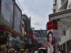 某中国系の旅行サイトには「成都に来て観光客がもし春熙路を回らないことは、北京に行って王府井を回らないこと、上海に行って南京路を回らないことと同じで、とても損したことです。」と微妙な日本語で書いてあった。にもかかわらず、ガイドブック（地球の歩き方）にはただの一行たりとも紹介されていない。地球の歩き方は往々にしてショッピング関係（特にカネのかかる系）の情報を割愛しがちだが、日本人観光客が損しないためにも、次回改訂時に大々的に特集したほうがよいかと思う。