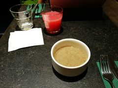 クアラルンプール空港のプラザプレミアムファーストラウンジにて。
マッシュルームスープ美味しかったです。