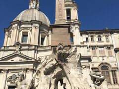 9:30
ローマには数回訪れているY氏の案内で市内を回ります。まずはベルニーニの彫刻のあるナヴォーナ広場に到着。
オベリスクを囲むように擬人化された四大大河の彫刻が施された噴水です。