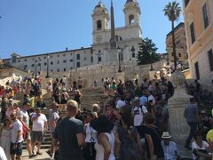 ローマ１日目は、こうして観光地巡りで始まりました。
11:00
スペイン広場の階段は記念撮影の人人人。