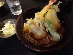 お昼にはちょっと早いくらいの時間でしたがこの霧でランチのお店を探すのは無理でしたので、関所の入り口にあるお蕎麦屋さんへ入りました。なんでも、江戸時代から続くお店だそうですよ。
天ぷらそばを。おいしかったです☆