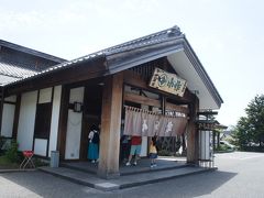 観光後は、ほうとう小作、川口湖店へ

11月に来たとき駐車場が満車で入れなかったのでリベンジ
https://4travel.jp/travelogue/11426348

電話したけどランチの予約は受け付けてないとのことで、
開店15分前くらいに行くと、駐車場内にはすでに２台ほど待ってる車がいました
10分前くらいから、店の前に並び始めます
遅いと行列の後ろは屋根の外になっちゃう