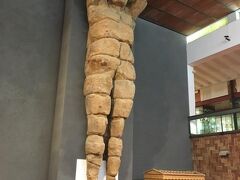 考古学博物館。
沢山の陳列とイタリア語の説明。
ここでも感覚で進みます。
神殿を支える支柱を飾っていた巨人像。
先ほどの崩れた神殿の人像柱です。
大きい。