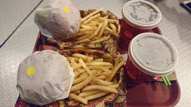 お昼過ぎに小腹がすいたのでハンバーガーランチ。<br />香港のランドはスズメが多くてレストランの中も普通にいます。。<br />なんだか落ち着かない。。