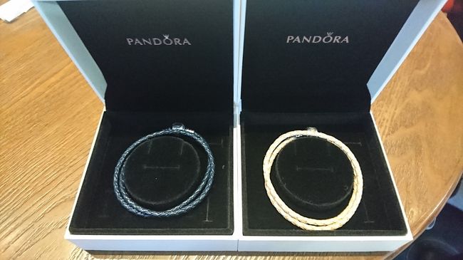 友達とPANDORAでブレスレットを買いました。<br /><br />ディズニーにはPANDORAの限定チャームがあって持っているのですが、金属のチェーンが夏は嫌だったので安く買えて嬉しい♪