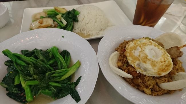 24:50のフライトで3時間前にならないとANAのカウンターは空かないとのこと。<br /><br />まだ20時。。<br />スーツケース持ってぶらぶらするのは嫌だし、、<br />初めての深夜便で時間配分が上手く出来ず、なんだか疲れてしまいレストランで時間を待つことに。<br /><br />香港といえばの翠華(スイカレストラン)へ。