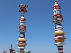 〈5月11日〉
高松港すぐそばにある　01：Liminal Air ~core-2010
港にそびえ立つ２本の柱。柱の一部は鏡面になっていて、周囲の情景を映し出されているそう。
穏やかな土曜日の午後。…澄み切った空によく映えてる。
