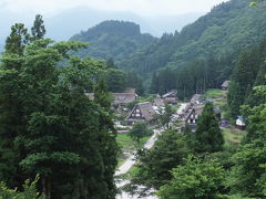 小松空港からレンタカーで１時間ちょっと。
富山の山奥、五箇山相倉集落に到着。
入場料代わりに、入口の駐車場で５００円払って、
まずは展望台へ。
展望台の途中でもこの景色、
期待が高まります！