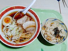 雨が強くなってきたので、釣りは切り上げ
帰りましょう。
海ほたるに寄り、しょうゆラーメン(夫)と
あさりごはん(私)。
パン屋さんで富士山メロンパンなど買い、
帰りました～

最高にのんびり癒された旅でした♪
鴨川は近いし、また必ず行こう！