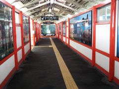 着きました紀伊勝浦駅！那智大社をイメージした連絡橋です。