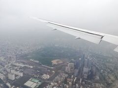 大阪城上空です。大阪は、雲行きが怪しいです。