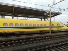 岐阜羽島駅に到着する時に、ホームの端に人が多いなぁ～　っと見ていたら「ドクターイエロー」発見!