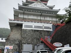 熱海で雨の中訪れるのはもうここしかない！（笑）
熱海城、トリックアート迷宮館！

私たちは9時半頃到着。
スムーズに入れました。

写真の赤い階段を登ります…なかなかキツイ（ ; ; ）