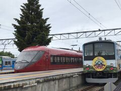 河口湖駅に揃う富士急行の車両