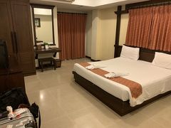 バンコクの到着が、0:30頃なので、この日は空港近くのホテルに泊まって、翌日パタヤに移動することにしました。
1泊2000円程度ですが、部屋は十分すぎるほど広いです。
もちろん無料送迎付き。