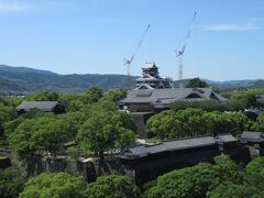熊本駅から熊本城へ。熊本市役所の14階から熊本城が眺められるとの事前情報があったので立ち寄る。復旧工事のクレーンが2台、天守の脇に高々と聳えている。