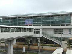 那覇空港の前からゆいレールというモノレールが那覇市内まで出ている。