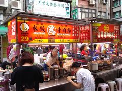 雙城街夜市へ。
ここに来たお目当ては水餃。
このために台湾に来たと言っても過言ではない。