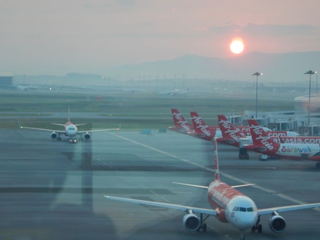 クアラルンプールに到着。<br />空港内を歩いてたらキレイな日の出！<br />いい旅の予感です♪<br />マレーシアでは喫煙にとても厳しくなっていて、空港内には喫煙所が一ヶ所しかないです。愛煙家で乗り継ぎされる方は、最初から搭乗ゲートまで行ってしまうと大変な距離を戻ることになるので、お気をつけ下さい。。