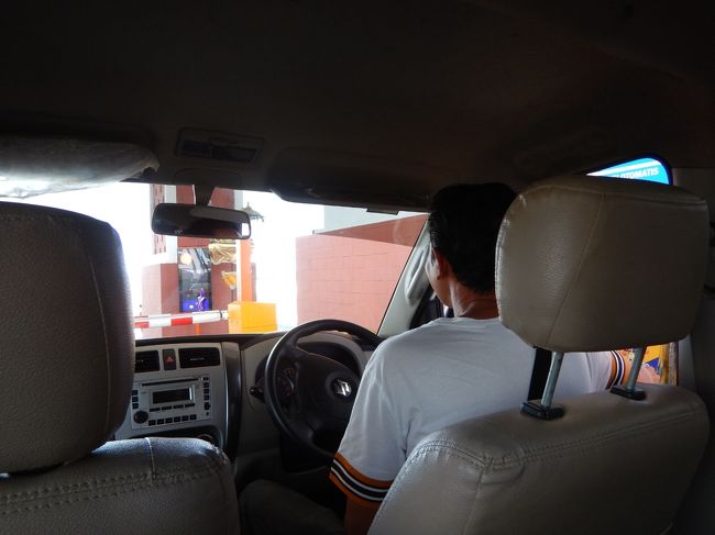 無事に着陸！<br />長蛇の列の入国審査を通過。<br />荷物をピックアップし一時間経過。<br />その後無事にカズヤレンタカーのデワさんを見つけられて、いざパダンバイへ。