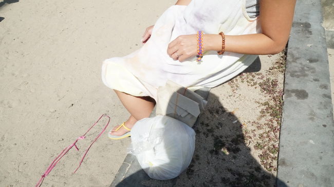 激混みだったのでナシチャンプルをブンクスし、ビーチで頂く事に。<br />中身がスープカレーで、手でどう食べていいのか分からず悪戦苦闘(笑)<br />ぐちゃぐちゃになりながら完食！<br />スープ系を手で食べるお手本を見てみたい。