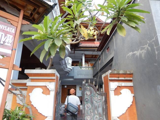 16時頃パダンバイ到着。<br />今夜の宿『スラガンインII』<br />翌日乗船するEKAJAYAのオフィスがすぐそこという理由から、半年くらい前にagodaで1890円で予約。<br />ダブルブッキングしちゃったから、+200円でグレードアップでいい？ってことなので承諾。<br />サヌールで両替した際、レートが129円とすごく良かったので全く問題なし。