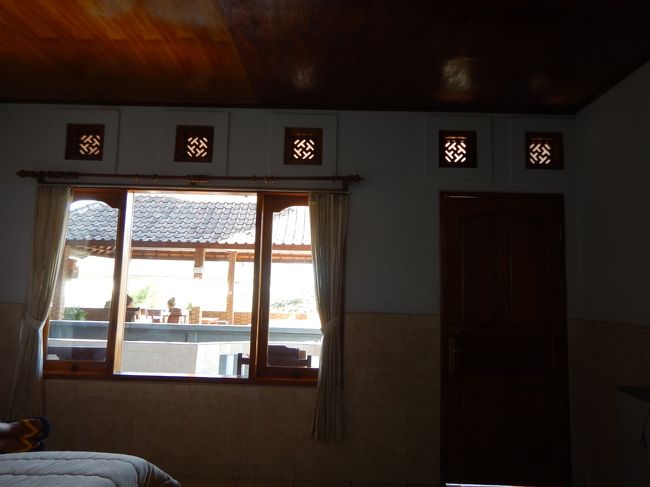 窓の向こうには