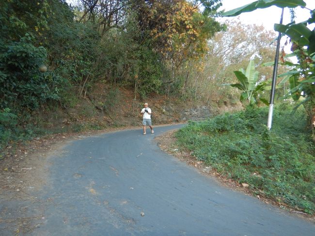 上った道を今度は下り