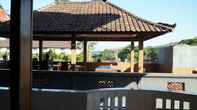 このホテルめっちゃ気持ちよかったなー♪<br />お兄さんは少し日本語が話せて、お姉さんは日本語できないけどすごく一生懸命働いてて。おばあちゃんは本当にずっと掃除しまくってくれてました。<br />またパダンバイに来る機会があれば、リピートしたいと思えるホテルです♪